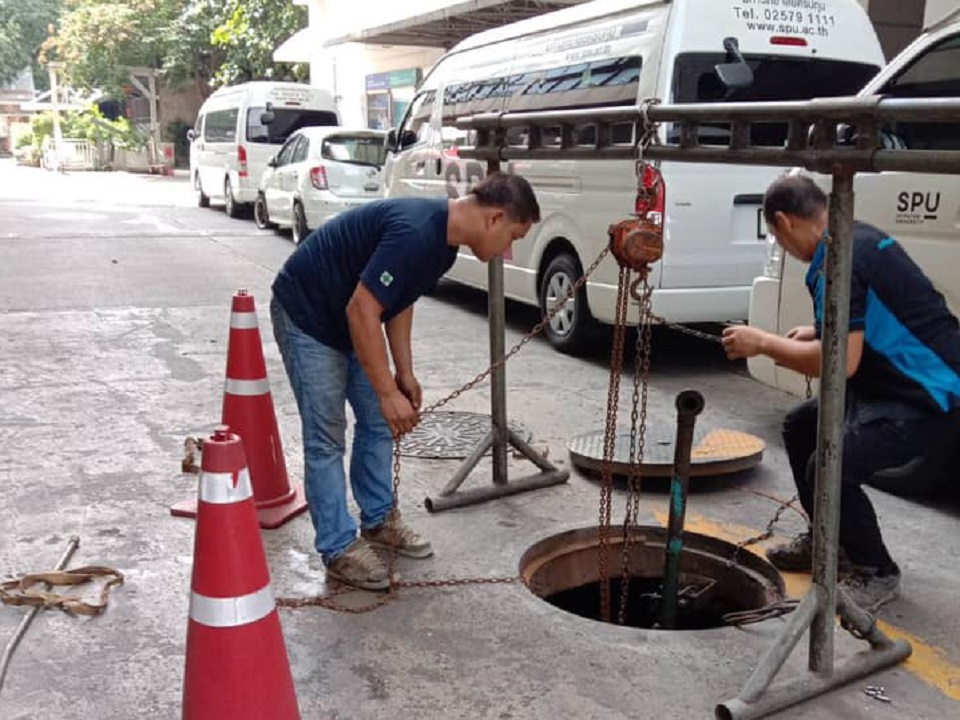 งานซ่อมปั๊มบ่อบำบัดน้ำเสีย ม.ศรีปทุม