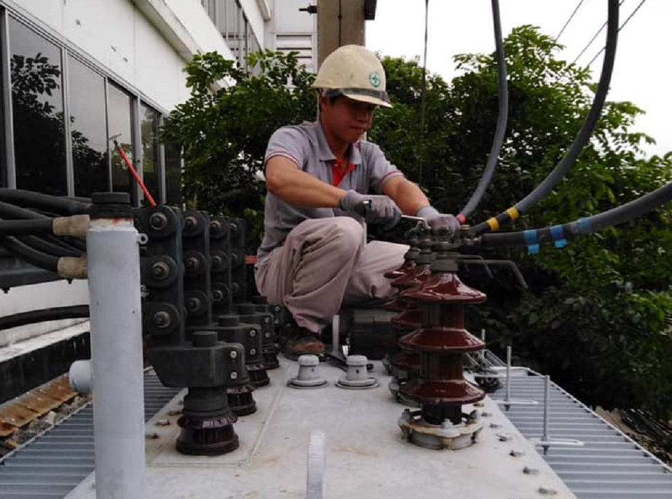 งานเปลี่ยนสายไฟฟ้าแรงสูง  ม.ศรีปทุม